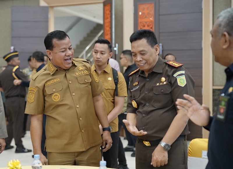 Bupati Kuansing H Suhardiman Amby berbincang dengan Kajari Kuansing, M Harun Sunadi di sela-sela MoU bersama Kejati Riau, Selasa (2/12/2025) di Pekanbaru.