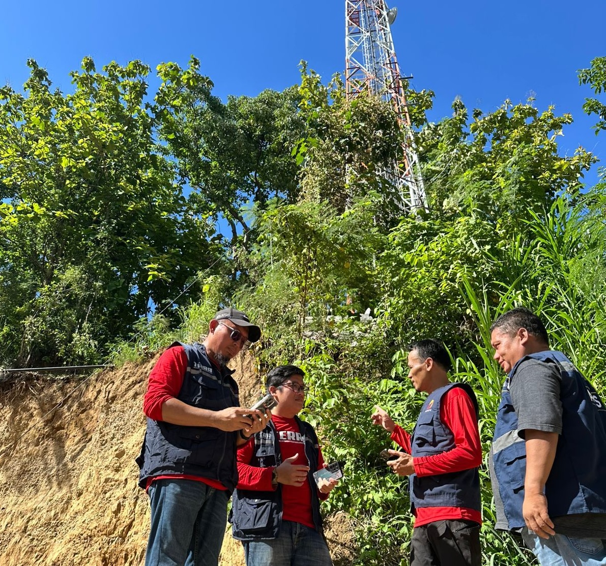 Tim teknisi Telkomsel sedang ujicoba sinyal di daerah terdampak bencana di Singkarak paninggahan, Kecamatan Junjung Sirih, Kabupaten Solok, Sumbar, Selasa (2/12/2025).