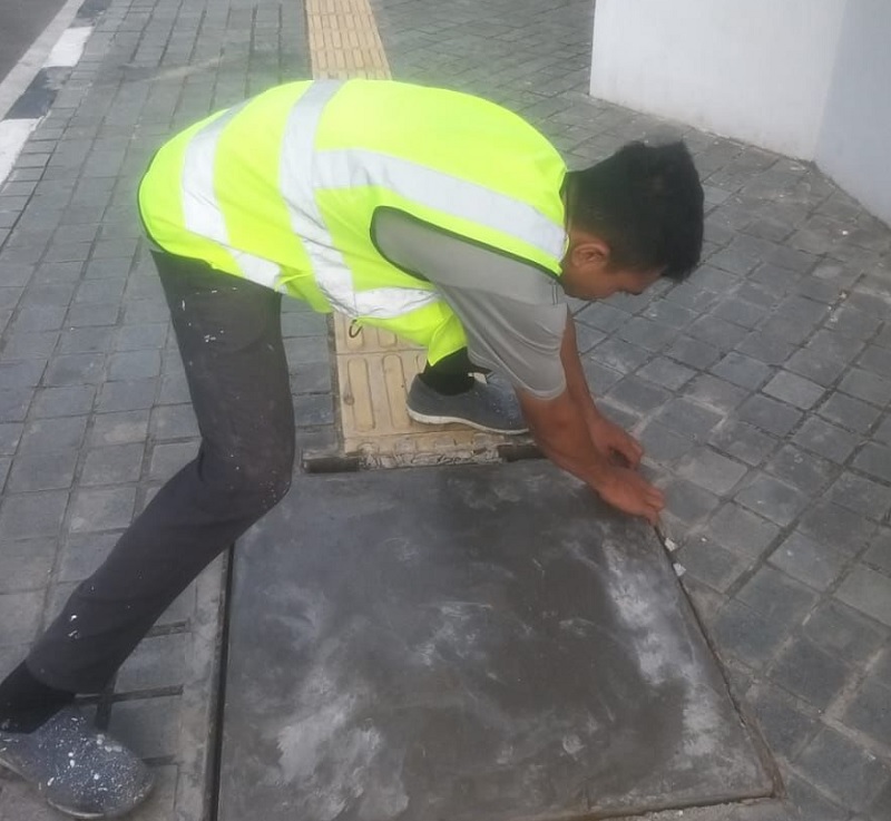 Pemasangan penutup lubang dengan material semen di Jalan Diponegoro tepatnya di depan GOR Tribuana Pekanbaru, Selasa (2/12/2026). )