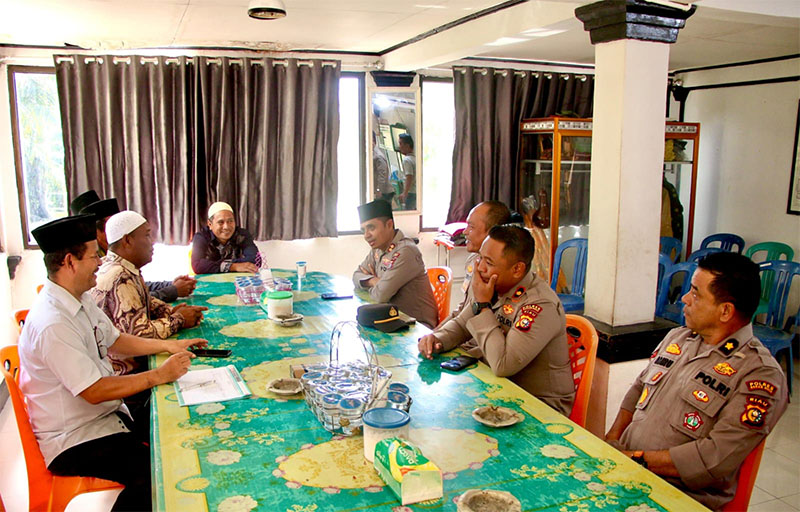 Kapolres Rohul AKBP Emil Eka Putra berbincang dalam kunjungan silaturahmi ke pengurus LKA Luhak Tambusai, Rabu (3/12/2025).