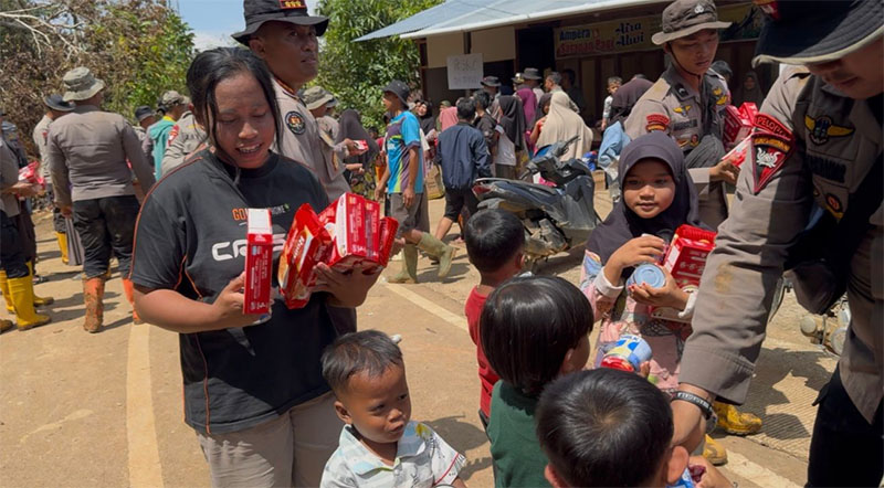 Tim Gabungan Brimob Polda Riau dan Polda Sumatera Barat saat berhasil menembus Nagari Koto Silungkang dan membagikan bantuan logistik, Rabu (3/12/2025).
