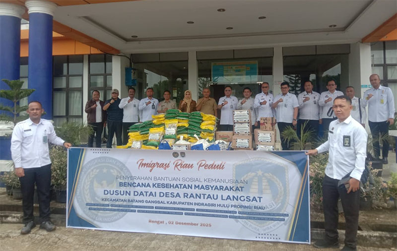 Kepala Kantor Wilayah Direktorat Jenderal Imigrasi Riau Agung Prianto, foto bersama saat penyerahan bantuan, Selasa (2/12/2026).