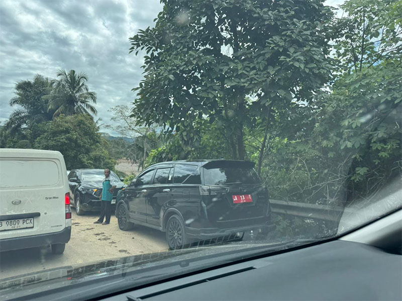 Salah satu mobil berpelat merah yang terparkir di jalan Kecamatan Palembayan, Kabupaten Agam, Rabu (3/12/2025).