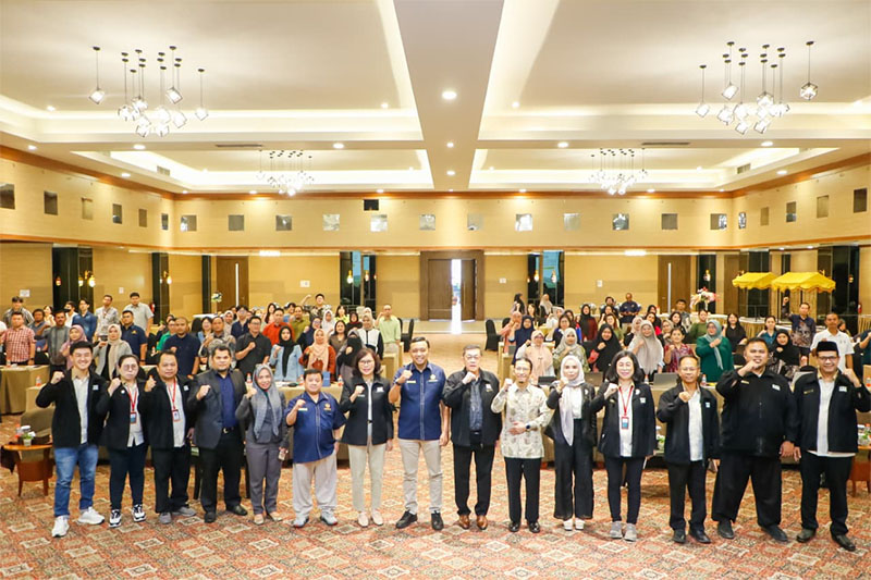 Kepala Kanwil DJP Riau Ardiyanto Basuki didampingi, Ketua Departemen Pengembangan Organisasi IKPI Pengurus Pusat, Lilisen dan Ketua Pengda IKPI Sumbagteng, Gazali Tjaya Indera foto bersama, Rabu (3/12