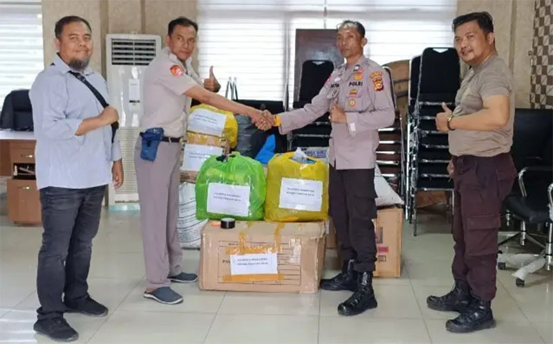 Penyerahan bantuan kemanusiaan dilakukan di Mako Polresta Pekanbaru, Jalan Ahmad Yani, Selasa (2/12/2025).
