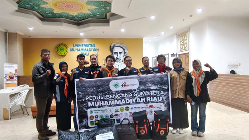 Para relawan Umri foto bersama sebelum diberangkatkan ke Sumatera Utara, Rabu (3/12/2025).