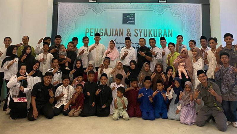 Foto bersama saat perayaan hari jadi Whiz Prime Sudirman Pekanbaru ke-9 tahun.