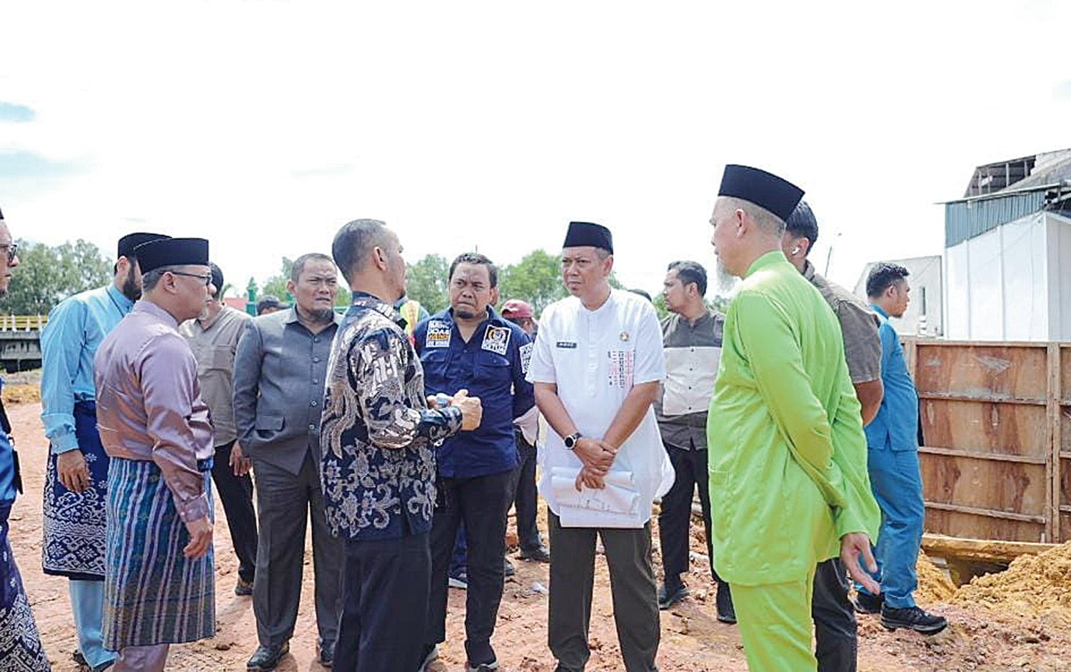 Wali Kota Dumai H Paisal dan Kepala Bidang Sumber Daya Air Wan Rieko Candra, berdialog dan meninjau proses pembangunan bantaran Sungai Dumai bersama Perwakilan Badan Pengawas Keuangan dan Pembangunan Provinsi Riau Evenri Sihombing, baru-baru ini.