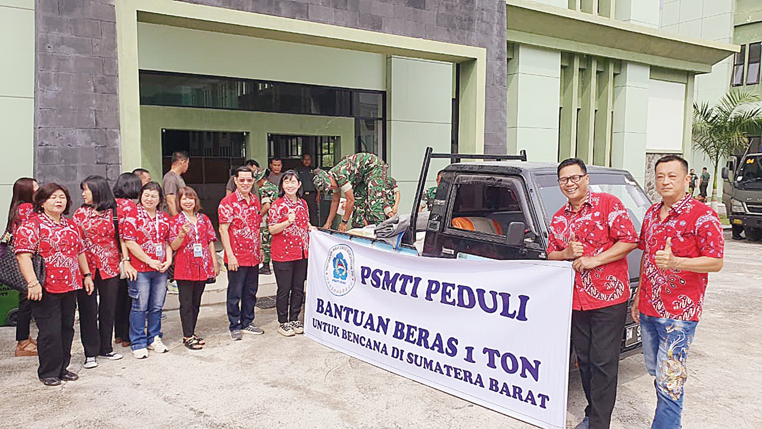 Jajaran Pengurus PSMTI Riau menyerahkan bantuan beras melalui posko bencana alam Kodam XIX Tuanku Tambusai, Selasa (2/12/2025).