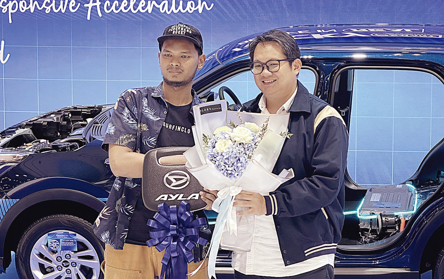 Prosesi penyerahan secara simbolis mobil modifikasi Daihatsu Ayla Retro Future kepada pemenang, Sabtu (29/11/2025).