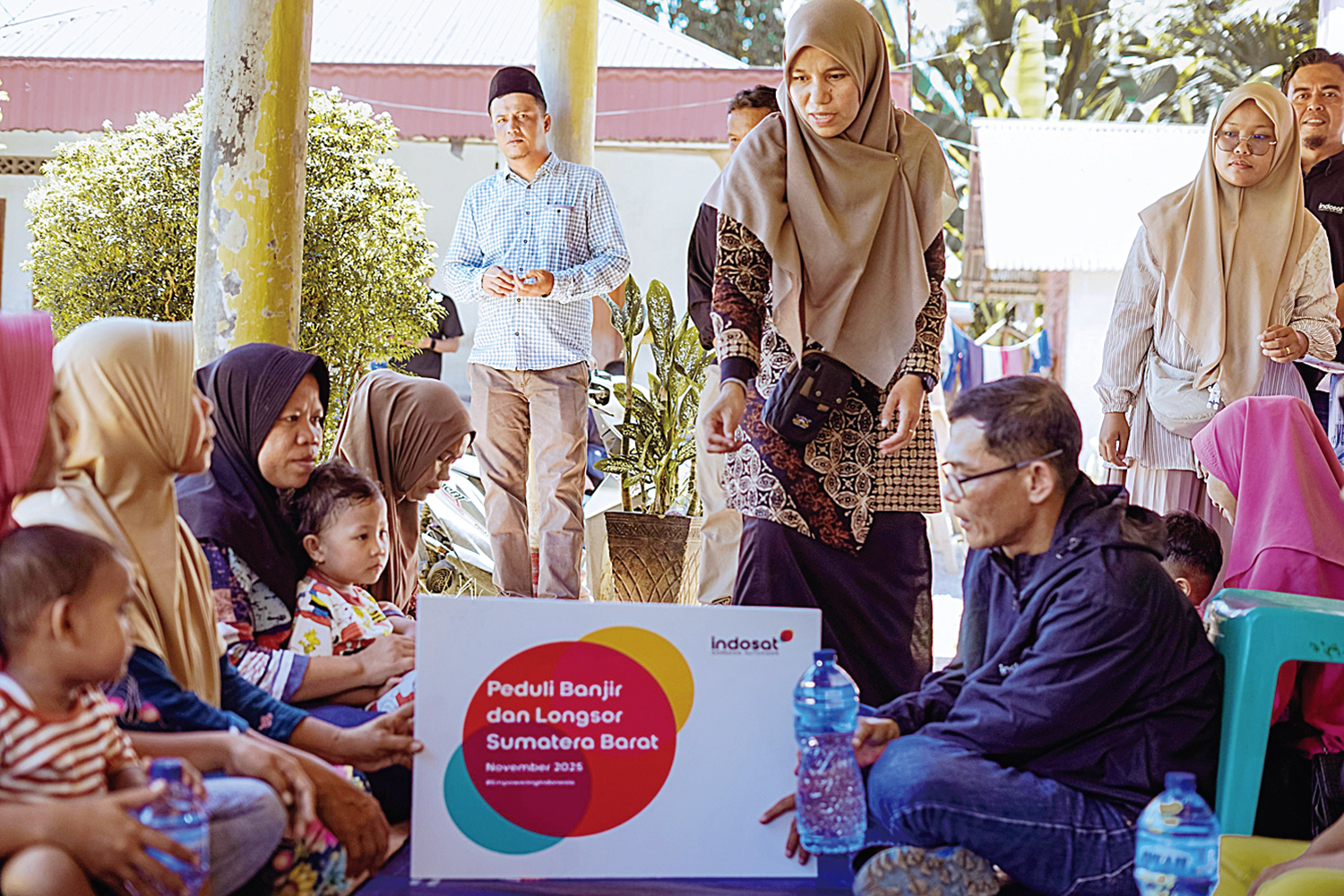Indosat Ooredoo Hutchison (Indosat/ IOH) menyalurkan bantuan kepada para korban banjir dan longsor di Padang Pariaman, Sumatera Barat,&nbsp;belum lama ini.