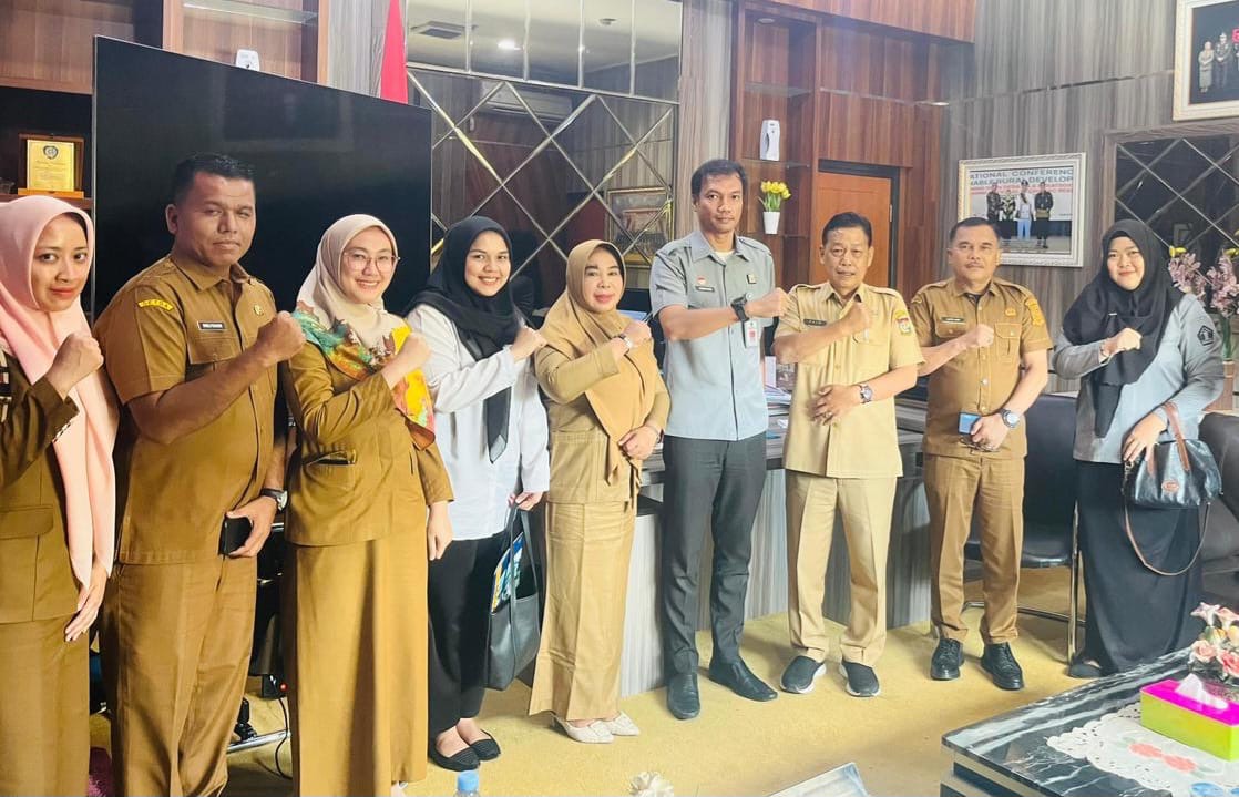 Tim Divisi P3H Kanwil Kemenkum Riau berfoto bersama Sekwan DPRD Kampar Ahmad Fais (tiga dari kanan) saat melaksanakan Monev JDIH Kampar pada Selasa (2/12/2025).