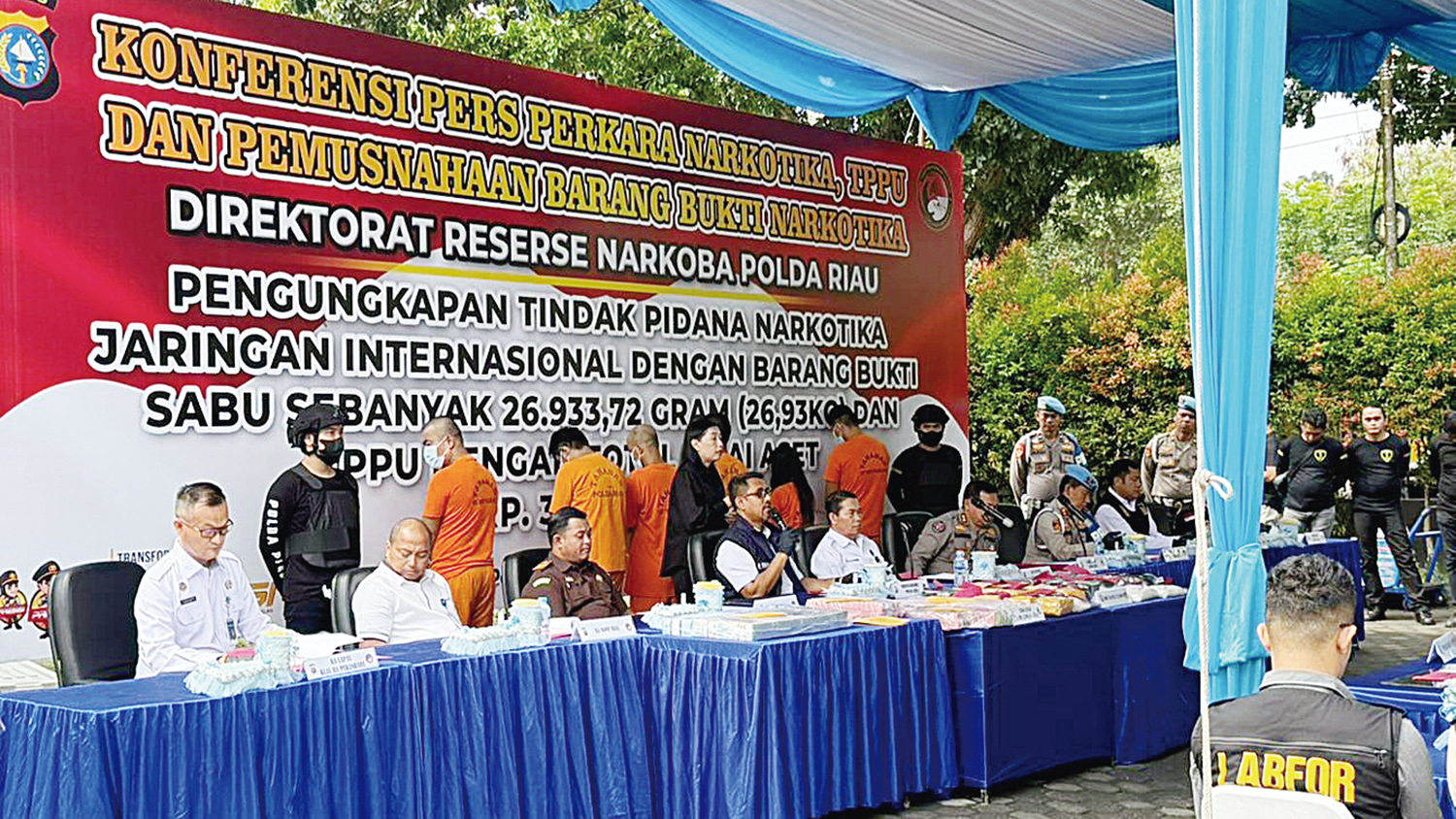 Direktur Reserse Narkoba Polda Riau Kombes Pol I Putu Yudha Prawira bersama Kalapas Kelas IIA Pekanbaru Yuniarto menggelar ekspose pengungkapan kasus peredaran narkoba yang dikendalikan napi, Selasa (2/12/2025).