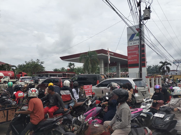 Antrean kendaraan bermotor mengular dan saling berebut mengisi BBM Subsidi Pertalite dan Solar di SPBU Tuanku Tambusai Pasirpengaraian, Rabu (3/12/2025) siang.