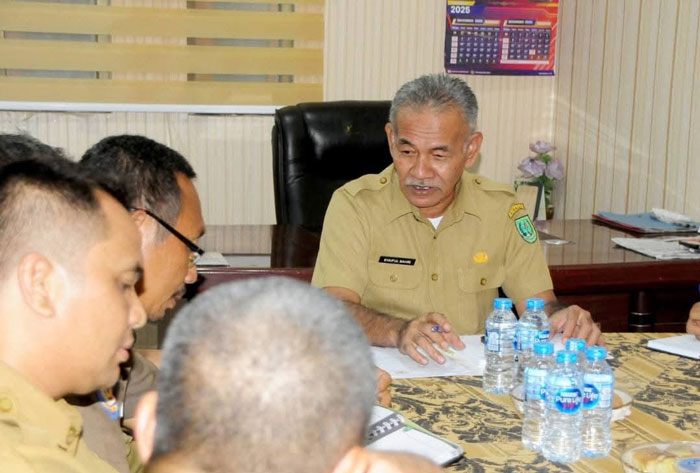 Asisten Pemerintahan dan Kesra Setdakab Inhu, Syaiful Bahri, S.Sos (kanan) saat memimpin rakor penyelenggaraan zikir dan doa bersama dalam upaya ancaman bencana hidrometeorologi, Rabu (3/12/2025).