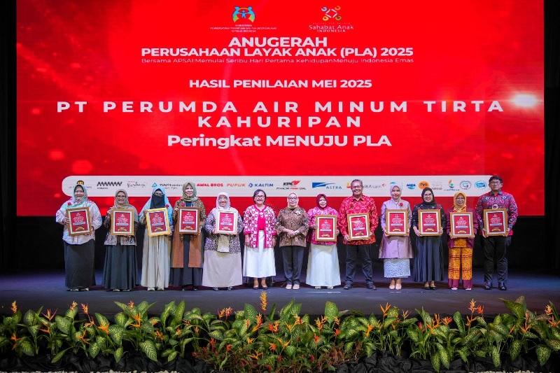 Penyerahan Anugerah Perusahaan Layak Anak (PLA) Utama kepada RS Awal Bros Pekanbaru oleh Ketua Umum APSAI Pusat Wida Septarina, disaksikan Menteri PPPA RI Arifah Fauzi, pada Anugerah PLA 2025.