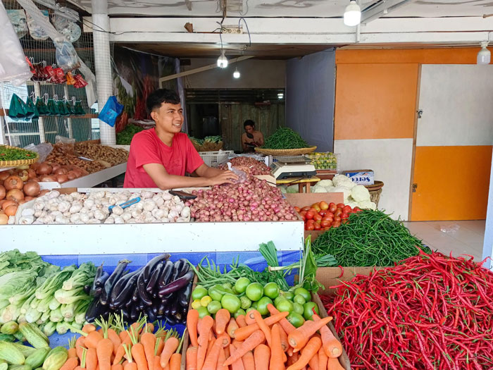 Pedagang cabai merah di Pasar Pagi Panam Pekanbaru, Rabu (3/12/2025).