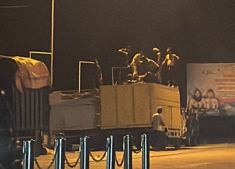 Dishub Bengkalis keluarkan aturan kepada mobil truk bermuatan di atas 10 ton wajib dibongkar. Terlihat pemilik barang usai melewati timbangan di dermaga Ro-Ro Air Putih membongkar muatannya.
