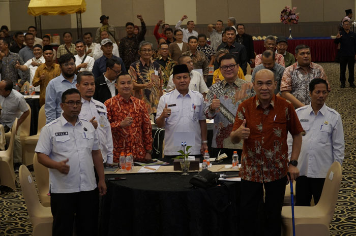 Direktur PUG Nazir Foead,Dirut April Group Mulya Nauli, Wabup Kuansing Muklisin, Asisten II Setda Riau Helmi berfoto bersama saat Dialog Pemangku Kepentingan Implementasi Kebijakan Remidiasi FSC