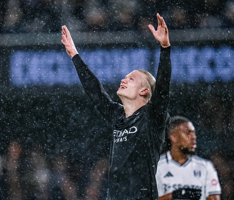 Erling Haaland memecahkan rekor Alan Shearer sebagai pencetak 100 gol tercepat di Liga Premier setelah membobol gawang Fulham dalam kemenangan 5-4.