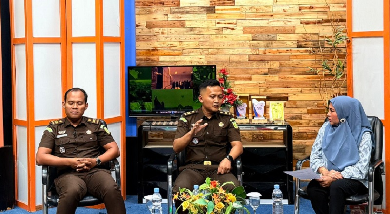 Jaksa Bidang Intelijen Kejari Kota Dumai Randi Ahyad Sarwandi SH MH (tengah) dan Tabah Santoso SH MH berdialog di Riau Televisi (RTv) dalam siaran Jaksa Menjawab dari Kejari Dumai.