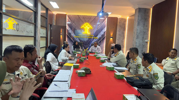 Tim Divisi P3H Kanwil Kemenkum Riau menggelar rapat harmonisasi bersama Satpol PP Inhil di Kanwil Kemenkum Riau pada Rabu (3/12/2025).