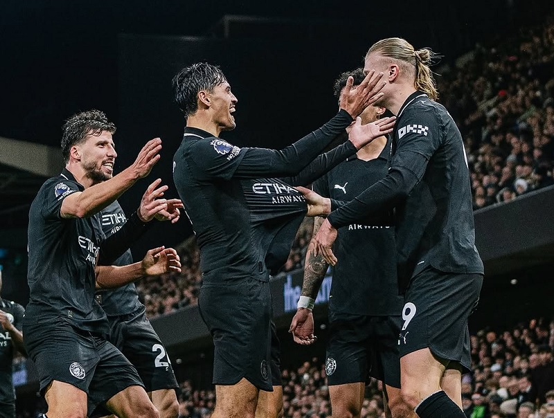 Pemain Manchester City melakukan selebrasi usai membobol gwang Fulham dalam lanjutan Liga Premier Inggris di Craven Cottage, Rabu (3/12/2025) dini hari WIB.