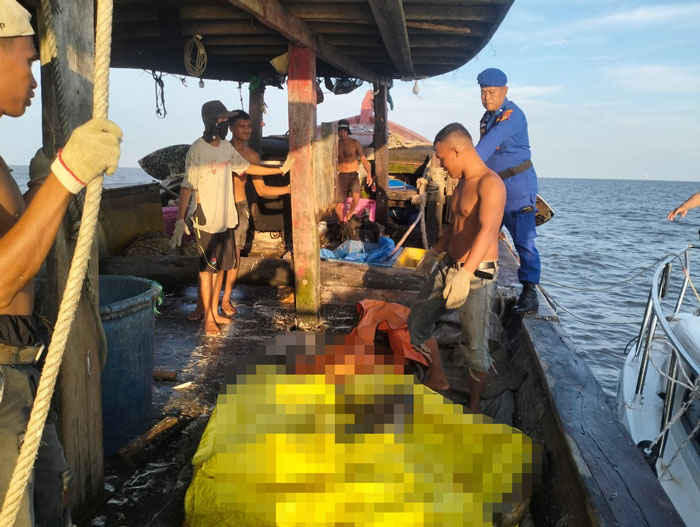 Kegiatan evakuasi korban melibatkan personil Satpol Air Polres Rohil dan tim gabungan.