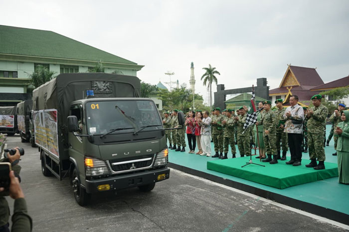 Pangdam XIX/Tuanku Tambusai, Mayor Jenderal TNI Agus Hadi Waluyo bersama pengurus PSMTI Riau melepas tim yang membawa bantuan untuk korban bencana alam di Sumbar, Sumut, dan Aceh, Rabu (3/12/2025).