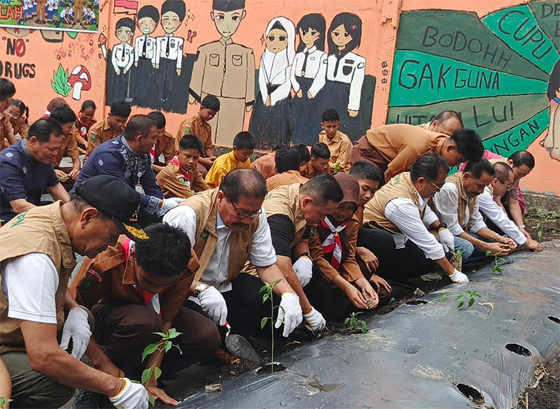Penamaan bibit cabai di SMPN 8 Pekanbaru bersama Dirjen Otonomi Daerah Akmal Malik, Ketua Pengurus YSPN, Marsekal Madya TNI (Purn) Daryatmo dan Wako Agung Nugroho.