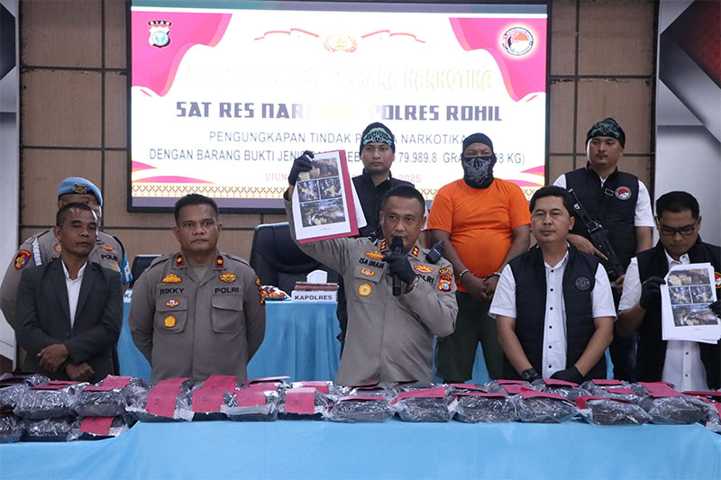 Kapolres Rohil AKBP Isa Imam Syahroni menyampaikan keterangan terkait pengungkapan kasus narkoba di Mapolres Rohil, di Ujung Tanjung, Kamis (4/12/2025).