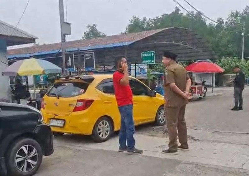 Kadishub Bengkalis Ardiansyah menegur dan berbincang bersama pengguna jasa penyeberangan Roro Air Putih Bengkalis yang masuk melalui jalur tak resmi, Selasa (2/12/2025).