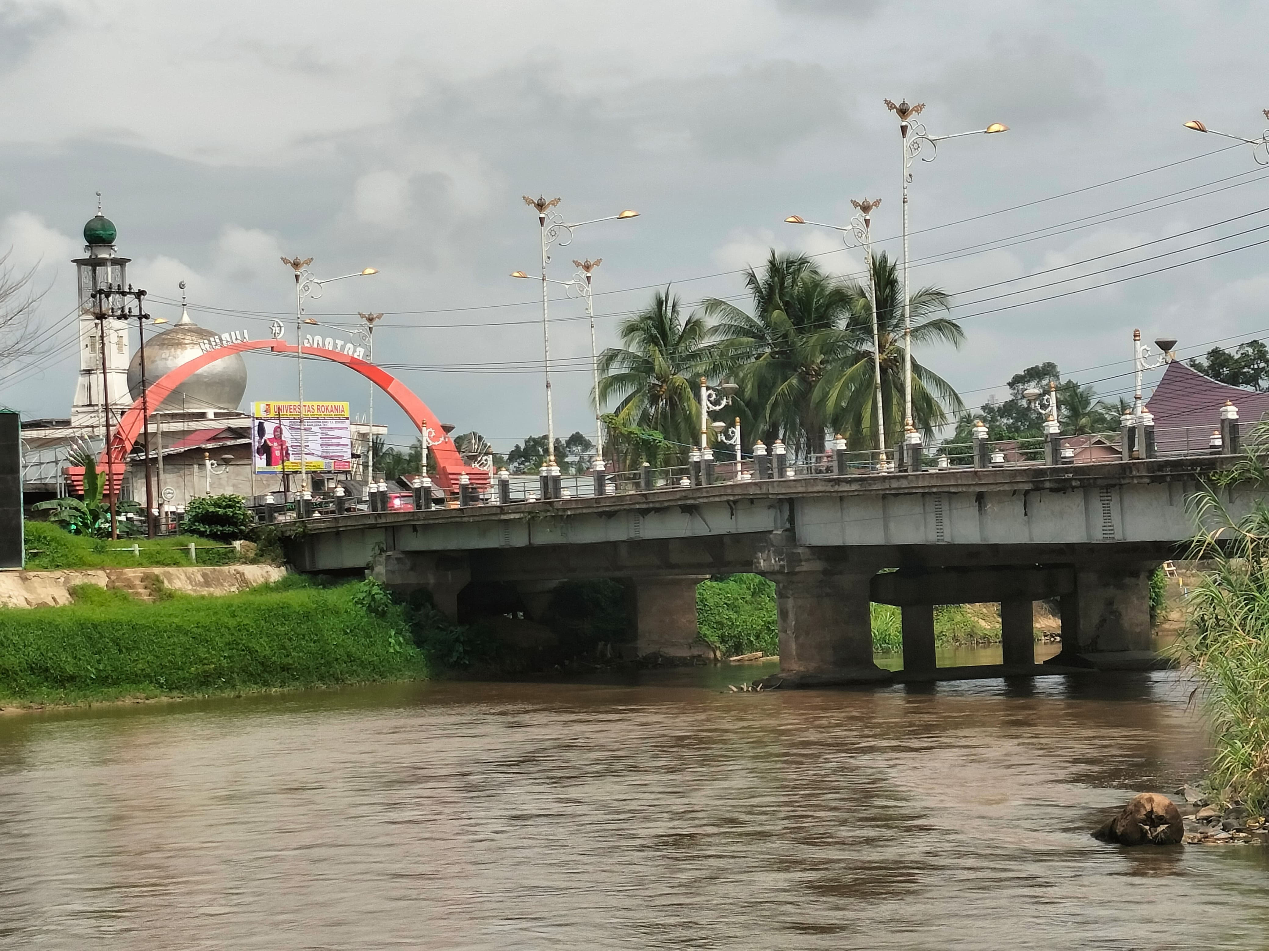 Di tengah cuaca ekstrem, terkadang hujan dan panas, kondisi ketinggian air Sungai Batang Lubuh Pasirpengaraian masih di atas normal, Kamis (4/12/2025).