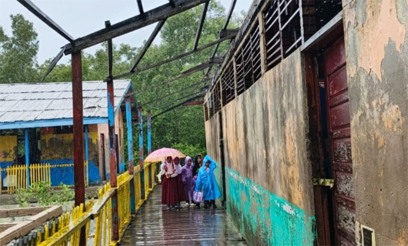 Sebelum direnovasi, murid SDN 004 Desa Sungai Laut mencari tempat yang aman untuk belajar dan ketika hujan ruang kelas dimasuki air.