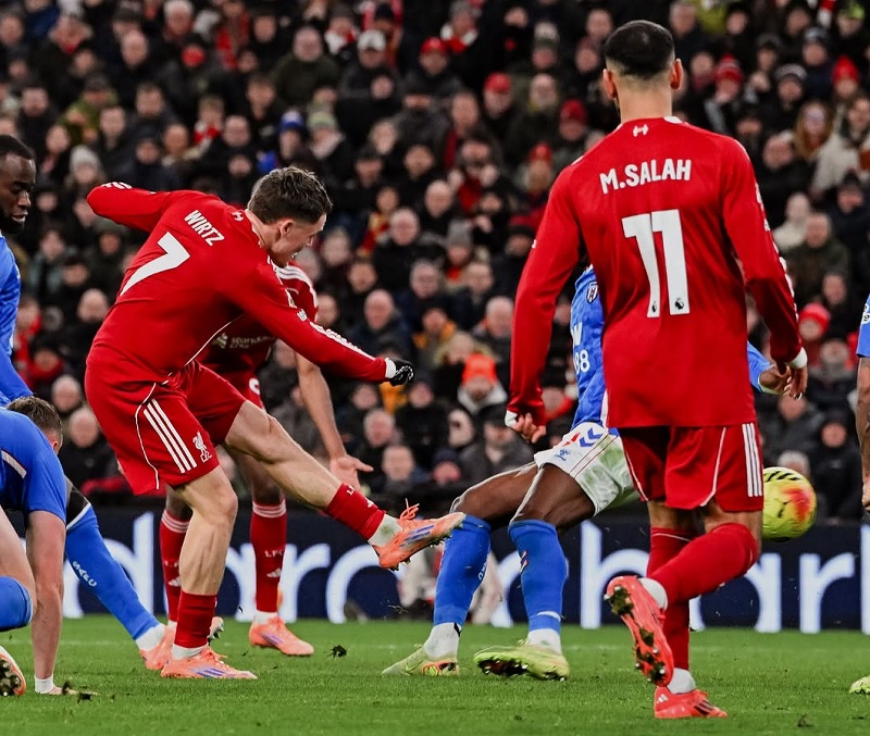 Tendangan Florian Wirtz membentur Nordi Mukiele untuk menyelamatkan satu poin di menit-menit akhir saat ditahan imbang Sunderland 1-1.