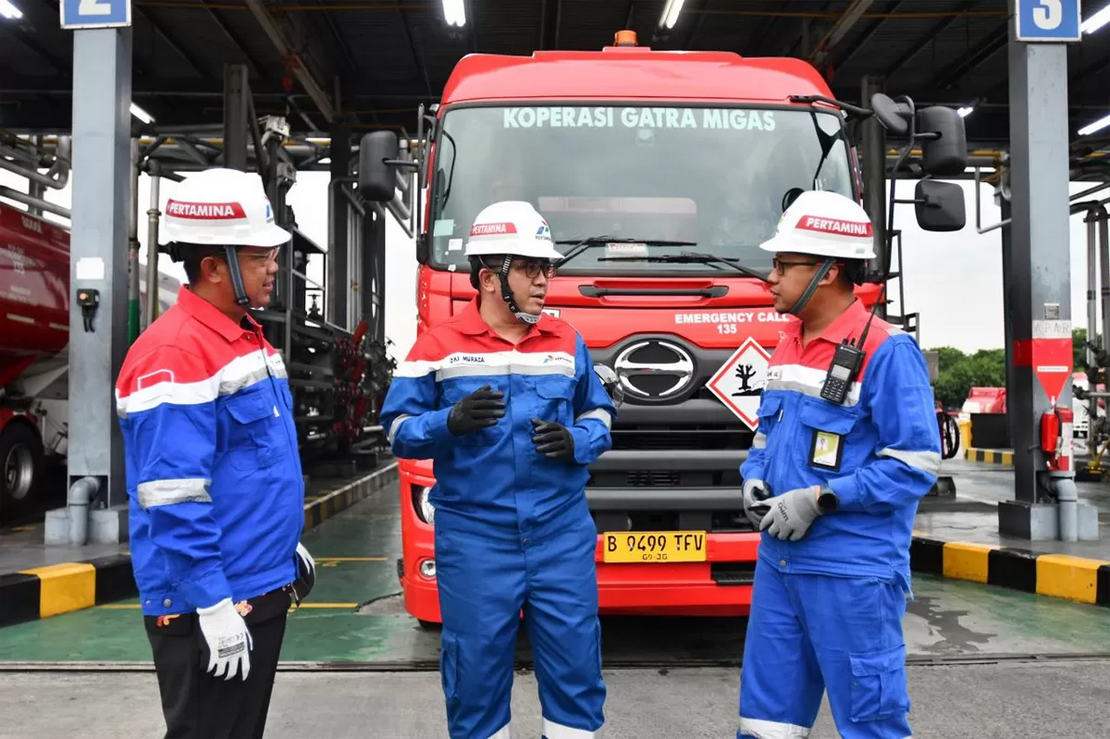 Wadirut PT Pertamina (Persero) Oki Muraza melakukan peninjauan ke Integrated Terminal Jakarta untuk memastikan kesiapan stok BBM dalam menghadapi Natal 2025 dan Tahun Baru 2026, Rabu (26/11/2025).