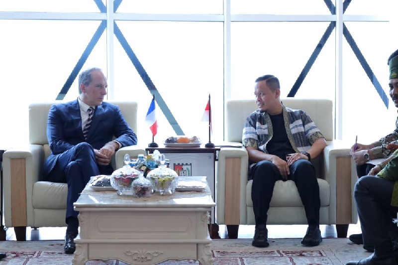 Wako Pekanbaru Agung Nugroho bersama Duta Besar Prancis untuk Indonesia, Fabien Penone dalam kunjungan di Ruang Kerja Wako Pekanbaru, Kamis (4/12/2025).