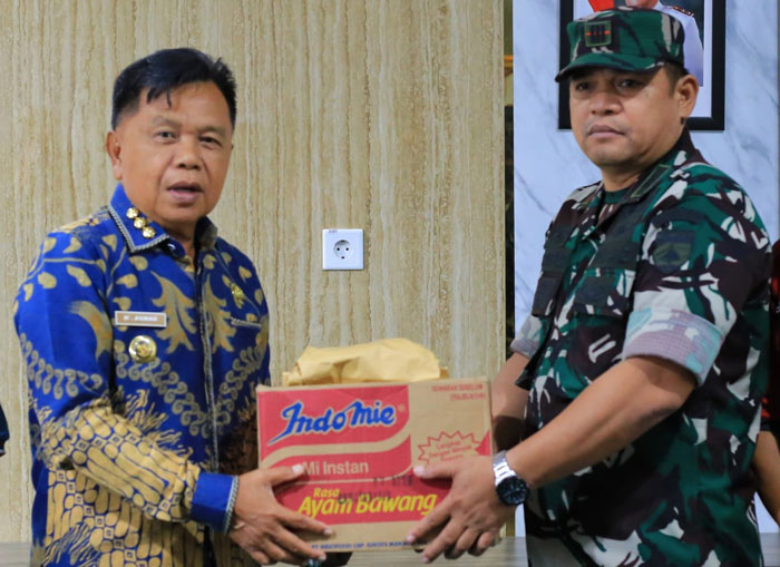 Bupati serahkan bantuan untuk bencana Pylau Sumatera melalui Danramil 02 Tebingtinggi, Kapten Arh Efri H Nasution, Kamis (4/12/2025).