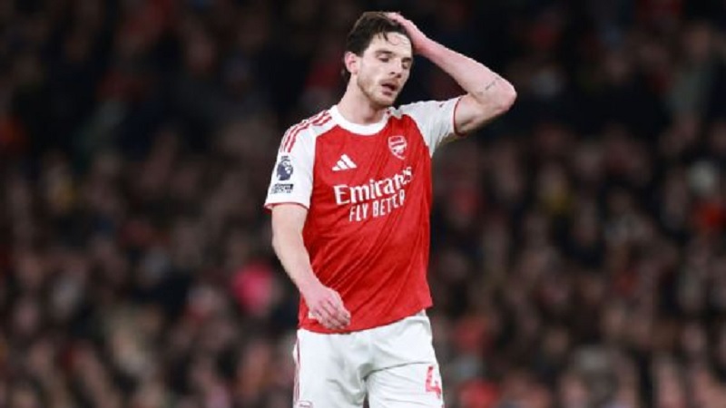 Declan Rice tertatih-tatih meninggalkan lapangan dalam kemenangan 2-0 Arsenal atas Brentford di Emirates Stadium.