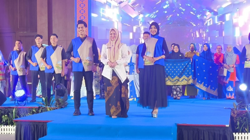 Ketua Dekranasda Kota Pekanbaru Sulastri Agung menampilkan kreasi fashion dan songket dalam gelaran Pelantikan Pengurus Dekranasda Kota Pekanbaru Periode 2025-2030 di Pekanbaru, Kamis (4/12/2025).