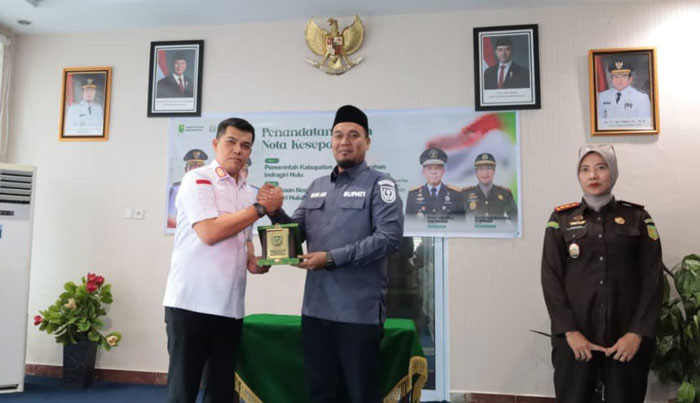 Disaksikan Kejari Inhu Ratih Andrawina Suminar (paling kanan), Kepala Kanwil Kemenkum Riau Rudy Hendra Pakpahan serahkan pelakat penghargaan kepada Bupati Inhu Ade Agus Hartanto pada Kamis (4/12/2025)