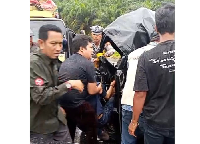 Personil Sat Lantas Polres Pelalawan bersama warga melakukan evakuasi korban kecelakaan di Jalan Lintas Timur, tepatnya di Km 53+400, Desa Kiyap Jaya, Kecamatan Bandar Seikijang, Kabupaten Pelalawan