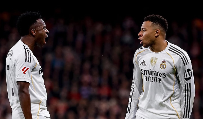 Kylian Mbapp&eacute; (kanan) merayakan golnya ke gawang Athletic Bilbao  bersama Vinicius Junior saat mengalahkan tuan rumah 3-0 di San Mames.
