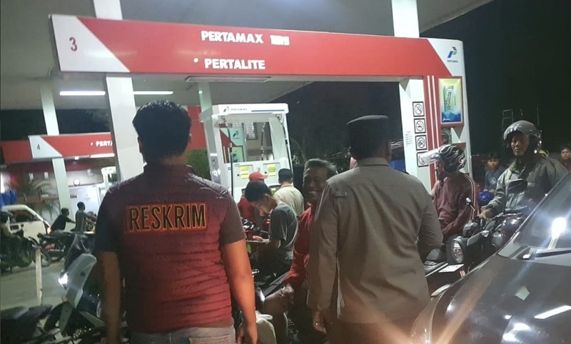 Personel Polsek Tambusai melakukan patroli di SPBU jalan lintas Dalu-Dalu, Tambusai, Rohul-Sumut, Rabu (3/12/2025) malam.