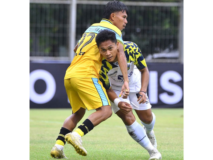 Gelandang Pekanbaru FC Vengko Armedya (kanan) dikawal ketat pemain Perserang  Sedek Tuakia dalam laga Liga Nusantara Grup B di Stadion Sriwaru Solo, Kamis (4/12/2025).