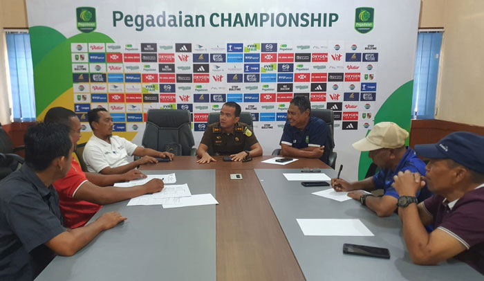 Ketua PSSI Pekanbaru Roni Saputra memimpin rapat bersama panitia pelaksana kursus pelatih lisensi D di Ruang Rapat PSSI Riau Jalan Pattimura, Pekanbaru, Kamis (4/12/2025).