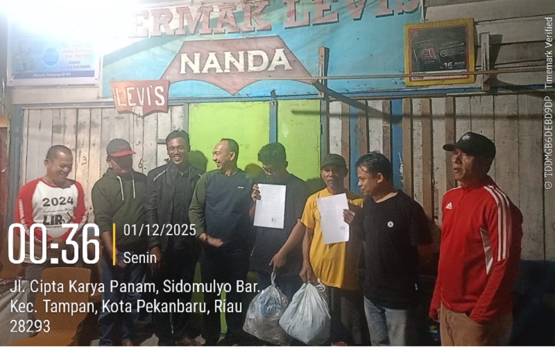 Tiga warga tertangkap tangan oleh pengurus Lembaga Pengelola Sampah (LPS) dan RT setempat, saat mereka membuang sampah sembarangan di sekitar Jalan Cipta Karya.