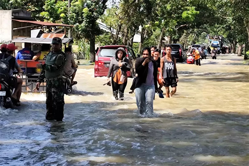 Banjir di jalan lintas Medan-Aceh, tepatnya di Desa Cempa, Kecamatan Hinai, Langkat.