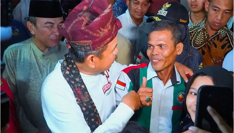Gubernur Jawa Barat Dedi Mulyadi meninjau korban banjir dan longsor di Posko Evakuasi SDN 02 Cupak Tangah, Kecamatan Pauh, Kamis (4/12/2025).