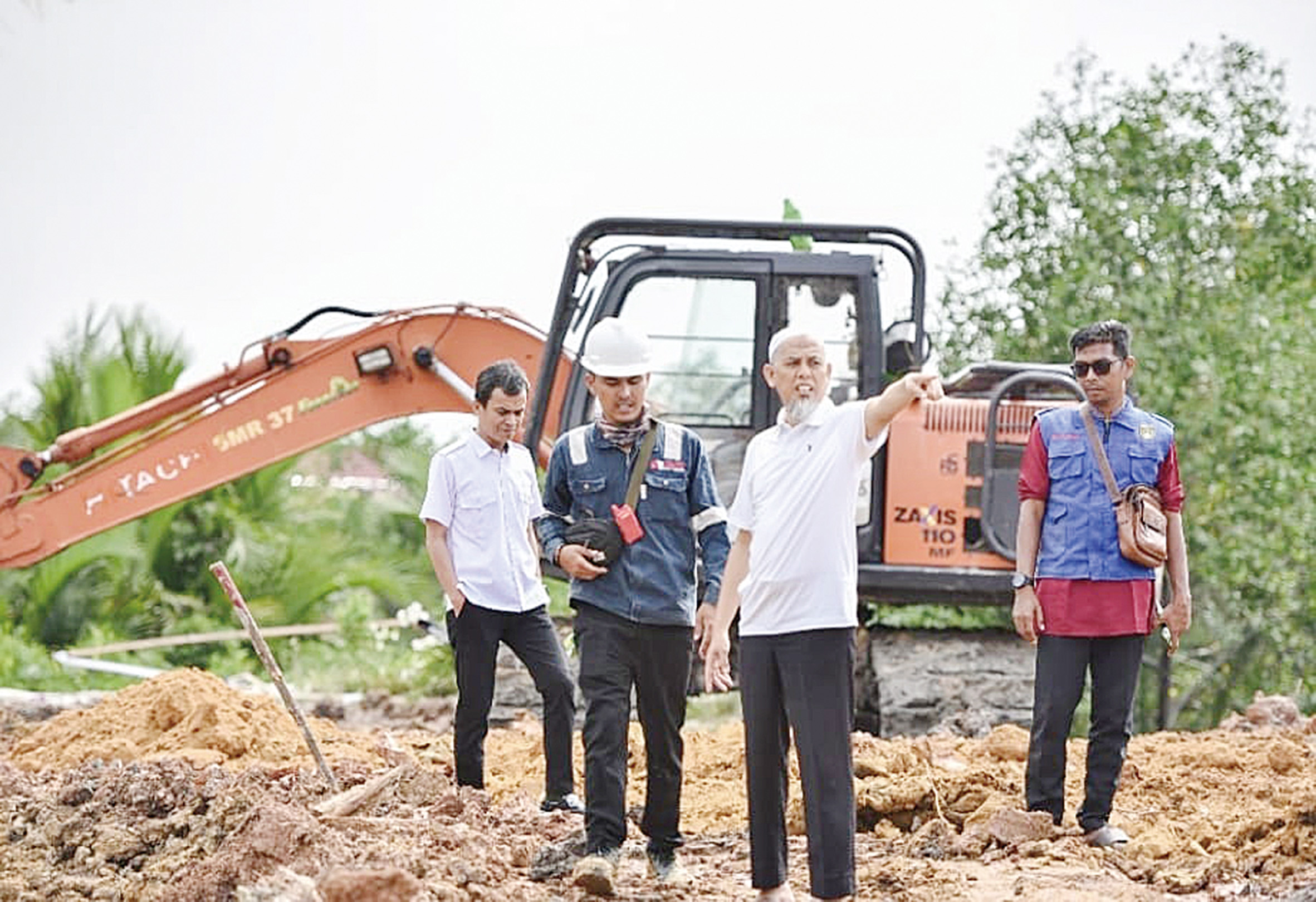 Wali Kota Dumai H Paisal didampingi Kepala Bidang Sumber Daya Air PUPR Dumai Wan Rieko Candra memantau pembangunan dinding penahan tanah di Jalan Siak, Kecamatan Simpang Tetap Dachrul Ikhsan, Kamis (4/12/2025).